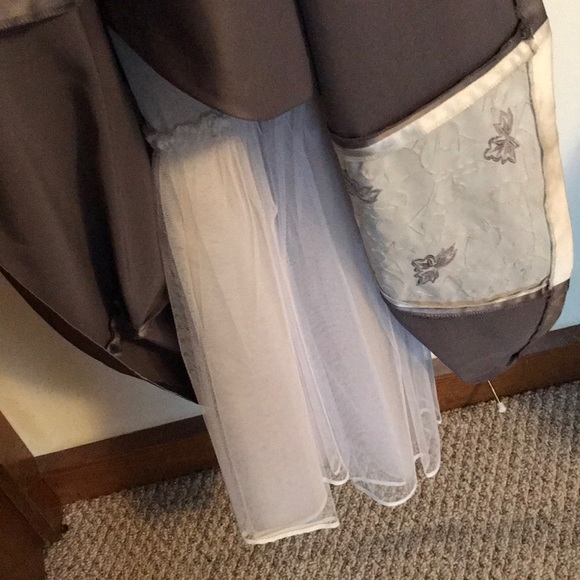 Alyce Embroidered gown - Picture 5 of 8